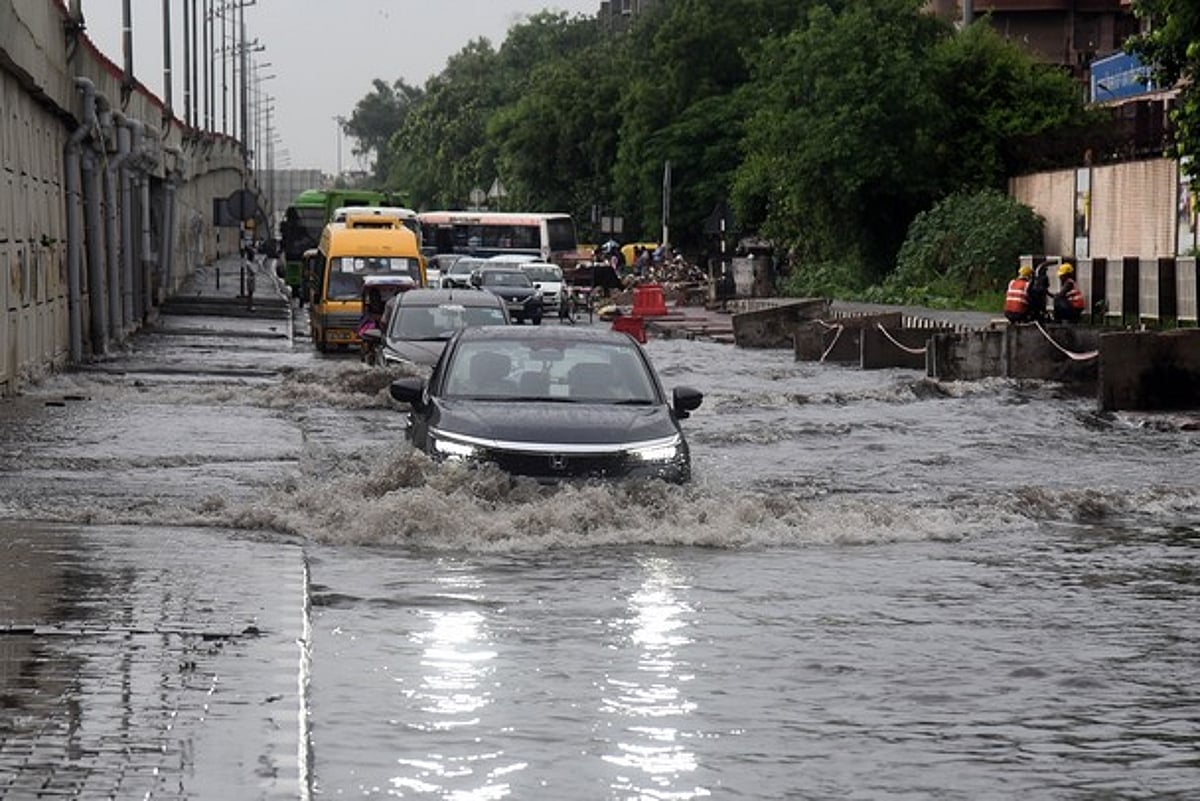 குஜராத்தில் கனமழை: நெடுஞ்சாலைகள் துண்டிப்பு, மக்கள் அவதி!
