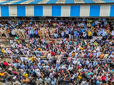யுகேஜி குழந்தைகளுக்கு பாலியல் தொல்லை! பெற்றோர் ரயில் மறியல் போராட்டம்