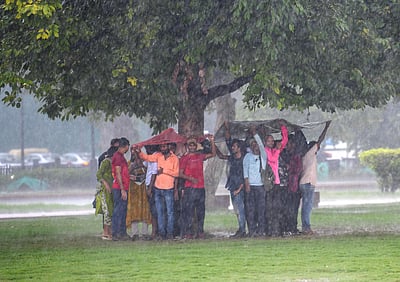 தில்லியில் கனமழை: சாலைகளை மூழ்கடித்த மழைநீர் - போக்குவரத்து பாதிப்பு!