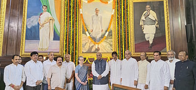 நாடாளுமன்றத்தில் ராஜீவ் காந்தி படத்துக்கு சோனியா, கார்கே மரியாதை!