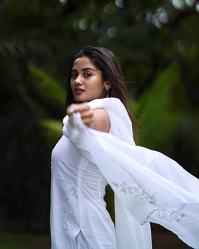 வெண்மேகம் போலவே... தேஜு அஸ்வினி!