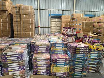 பட்டாசுகள் பதுக்கி வைப்பு: 12 போ் கைது