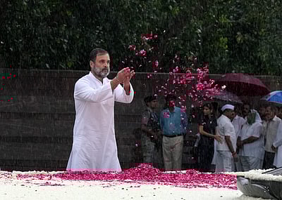 முன்னாள் பிரதமர் ராஜீவ் காந்தி பிறந்த நாள்: ராகுல் காந்தி மலர்தூவி மரியாதை!