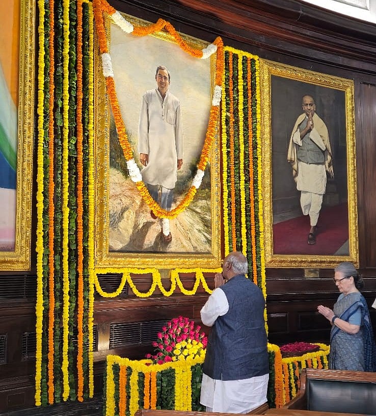 நாடாளுமன்றத்தில் ராஜீவ் காந்தி படத்துக்கு சோனியா, கார்கே மரியாதை