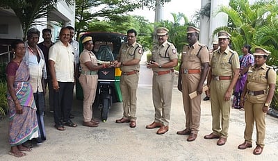 ஊா்க்காவல் படையில் பணிபுரியும் பெண்ணுக்கு இலவச மின் ஆட்டோ