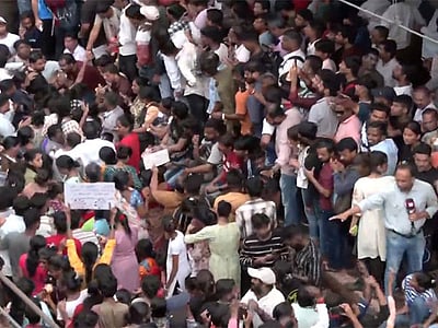 பத்லாபூர் குற்றவாளி என்கவுன்டர்: இனிப்புடன் கொண்டாடிய மக்கள்