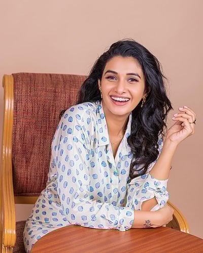 வெண்மேகம் பெண்ணாக... பிரியா பவானி சங்கர்!