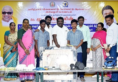 ஊராட்சிகளுக்கு விளையாட்டு உபகரணங்கள் - அமைச்சா் வழங்கினாா்