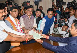 கடைசி நாள்.. வேட்புமனுக்களைத் தாக்கல் செய்ய குவிந்த அஸ்ஸாம் தலைவர்கள்!
