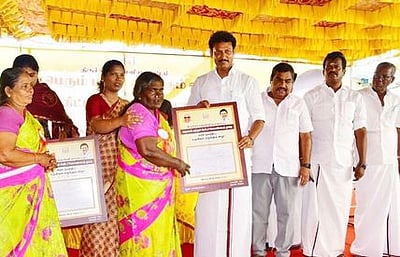 872 பேருக்கு இலவச வீட்டுமனை பட்டாக்கள்