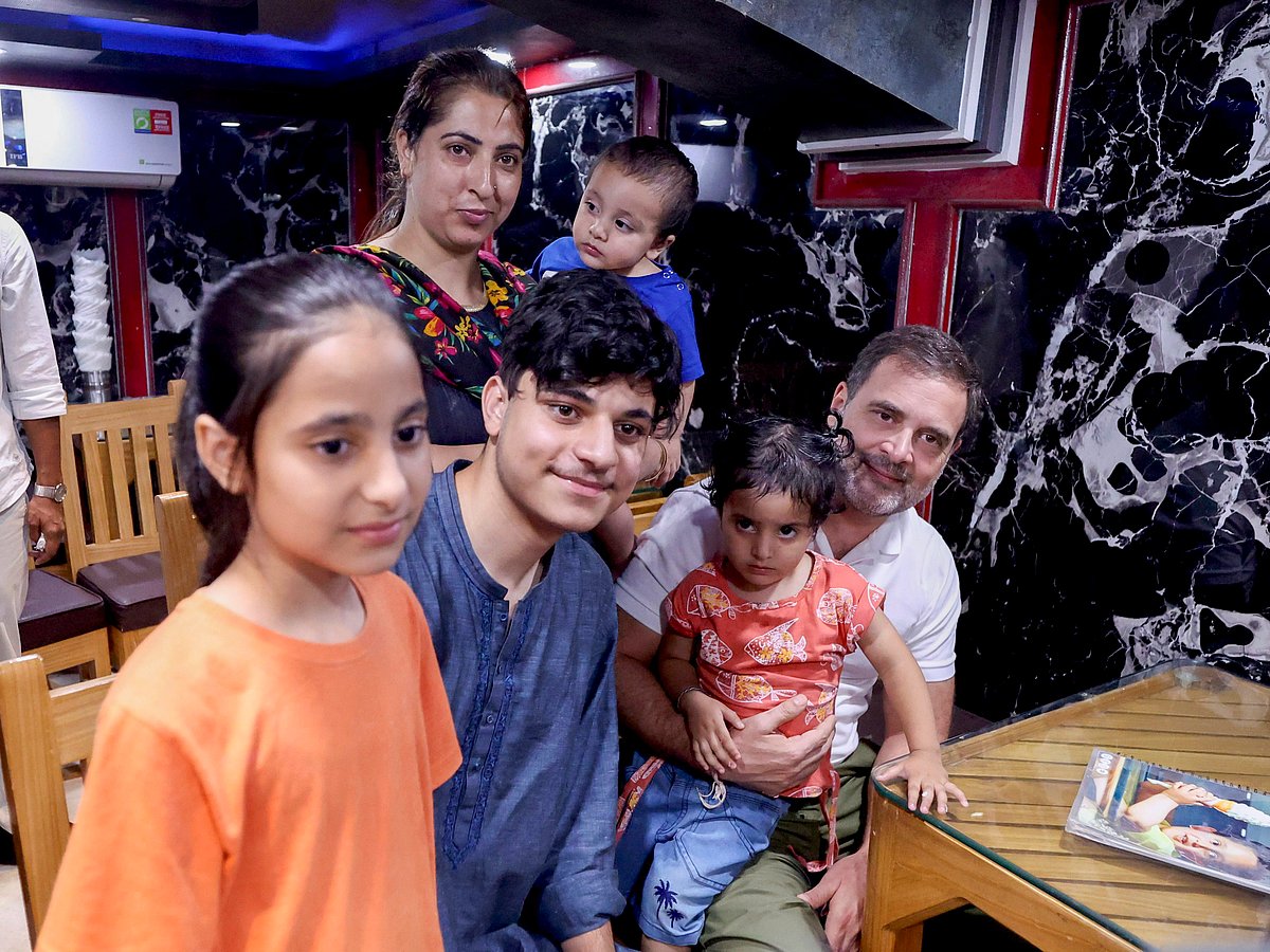 உணவகத்தில், ராகுலுடன் புகைப்படம் எடுத்துக்கொண்டவர்கள்