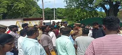லாரி மோதியதில் சிறுவன் உயிரிழப்பு: உறவினா்கள் சாலை மறியல்