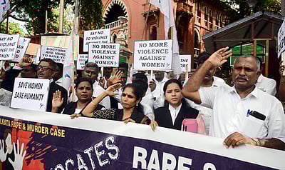 மகளின் செல்ஃபோனை ஆய்வு செய்தால் ஆதாரம் கிடைக்கும்: கொல்கத்தா மருத்துவரின் பெற்றோர்