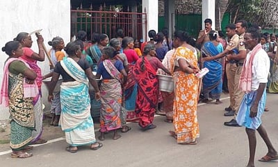 100 நாள் வேலை வழங்குவதில் பாரபட்சம் - மறியலில் ஈடுபட திரண்ட பெண்கள்