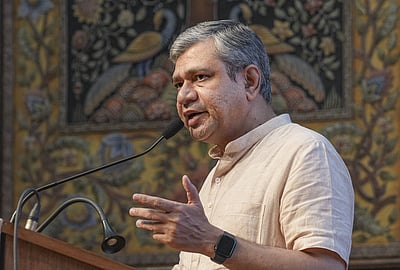 ரயில் கவிழ்ப்பு சதிகளை முறியடிக்க மாநில அரசுகளுடன் பேச்சு: ரயில்வே அமைச்சர் தகவல்