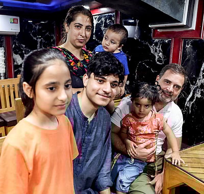 ஸ்ரீநகர் உணவகத்தில் ராகுல் காந்தி - புகைப்படங்கள்