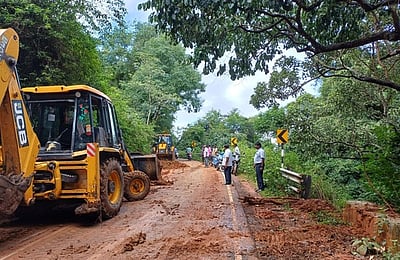 கனமழையால் பாறைகள் சரிந்து 
விழுந்தால் போக்குவரத்து பாதிப்பு