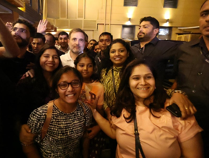 உணவகத்திற்கு வந்திருந்தவர்கள்