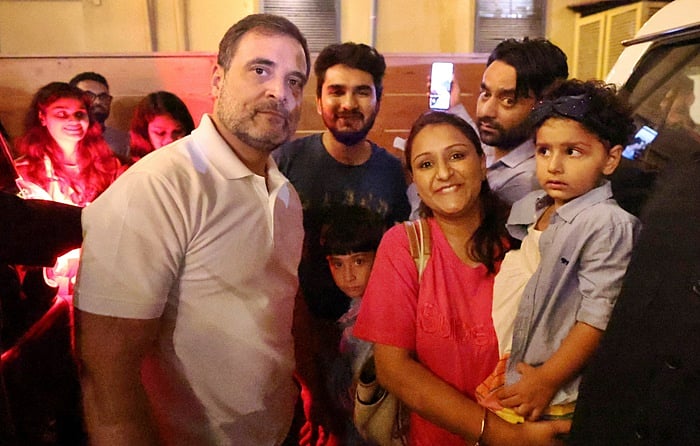 ஸ்ரீநகர் உணவகத்தில் ராகுலுடன் புகைப்படம் எடுத்துக்கொண்ட குடும்பத்தினர்