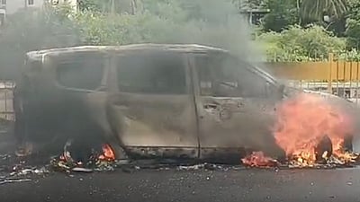 திடீரென தீப்பிடித்த கார்! நல்வாய்ப்பாக உயிர்தப்பிய 3 பேர்! 