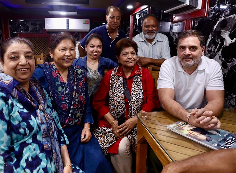 உணவகத்தில் ராகுலுடன் பெண்கள்