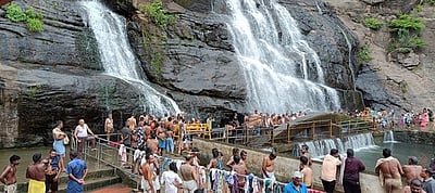 குற்றாலம் பேரருவியில் குளிக்க அனுமதி