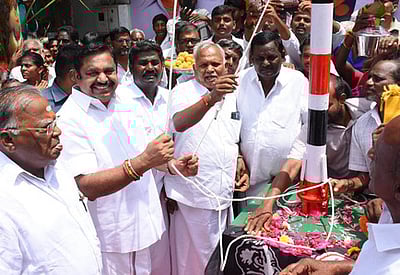 இடங்கணசாலையில் அதிமுக கொடி ஏற்றினாா் -எடப்பாடி கே.பழனிசாமி