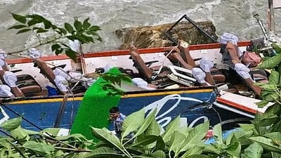 நேபாளத்தில் இந்திய பயணிகளுடன் ஆற்றில் கவிழ்ந்த பேருந்து: 14 பேர் பலி!