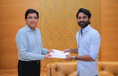 2 காசோலைகளை தனுஷுக்கு பரிசளித்த கலாநிதி மாறன்!