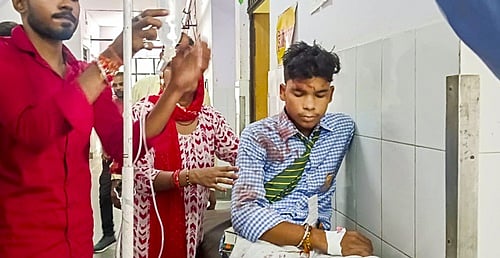 சிகிச்சைப் பெறும் மாணவன்