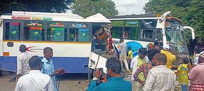 செய்யாறு அருகே பேருந்து - வேன் மோதி விபத்து: ஓட்டுநா் உயிரிழப்பு; 27 போ் காயம்