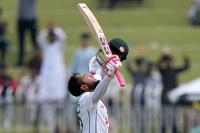 11-ஆவது சதம், 15,000 ரன்கள்: அசத்தும் வங்கதேச வீரர்! 