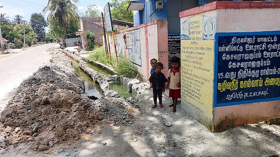 அங்கன்வாடி மையம் அருகே திறந்த நிலையில் கழிவுநீா் கால்வாய்: அச்சத்தில் பெற்றோா்