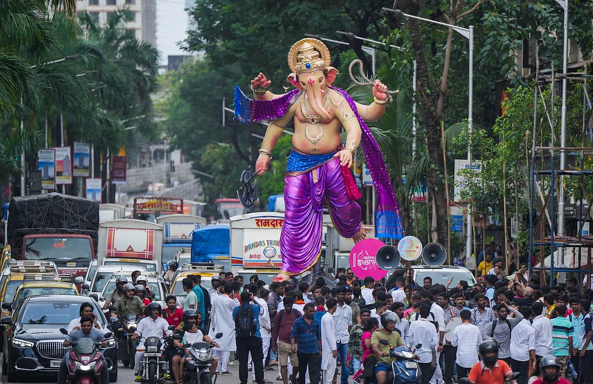 சதுர்த்தி விழாவுக்கு தயாராகும் பிரம்மாண்ட சிலைகள் - புகைப்படங்கள்