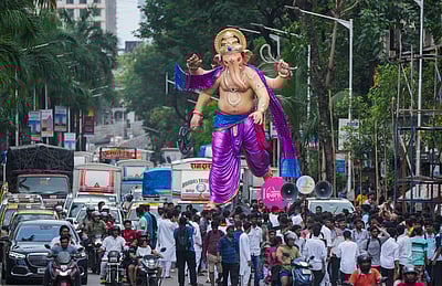 சதுர்த்தி விழாவுக்கு தயாராகும் பிரம்மாண்ட சிலைகள் - புகைப்படங்கள்