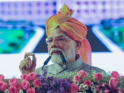 அரசியல் பின்புலம் இல்லாத இளைஞா்கள் அரசியலுக்கு வர வேண்டும்: பிரதமா் மோடி அழைப்பு