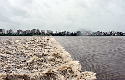 குஜராத்தில் கனமழை - இயல்பு வாழ்க்கை பாதிப்பு!