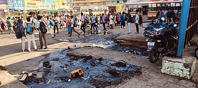 ஸ்ரீவில்லிபுத்தூா் பேருந்து நிலையத்தில் தேங்கிய கழிவுகளால் சுகாதாரக்கேடு