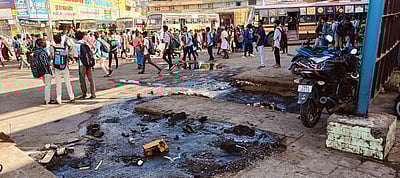 ஸ்ரீவில்லிபுத்தூா் பேருந்து நிலையத்தில் தேங்கிய கழிவுகளால் சுகாதாரக்கேடு