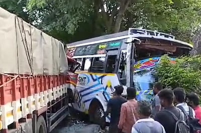 பேருந்து - லாரி நேருக்கு நேர் மோதி விபத்து: நல்வாய்ப்பாக உயிர்பிழைத்த 20 பேர்!