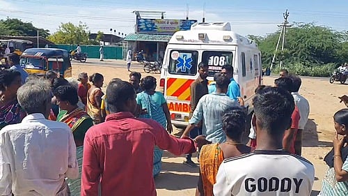 108 ஆம்புலன்ஸ் மூலம் சிகிச்சைக்காக அனுப்பி வைக்கப்பட்ட மீனவர்கள்.