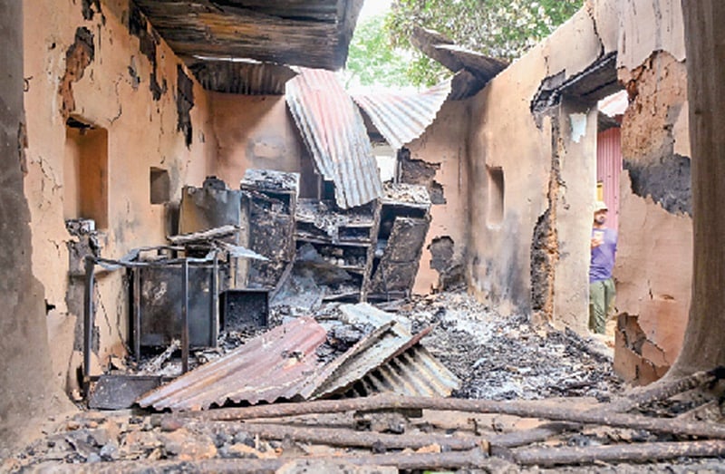 திரிபுராவில் கோயில் சிலை சேதம்: வீடுகளுக்கு தீவைப்பால் பதற்றம்