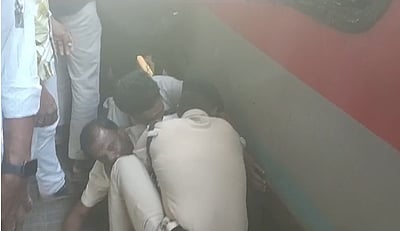 ரயிலுக்கும் நடைமேடைக்கும் இடையே சிக்கியவரை பாதுகாப்பாக மீட்ட பயணிகள்! விடியோ