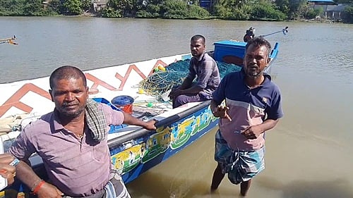 தாக்கப்பட்ட மீனவர்கள்.