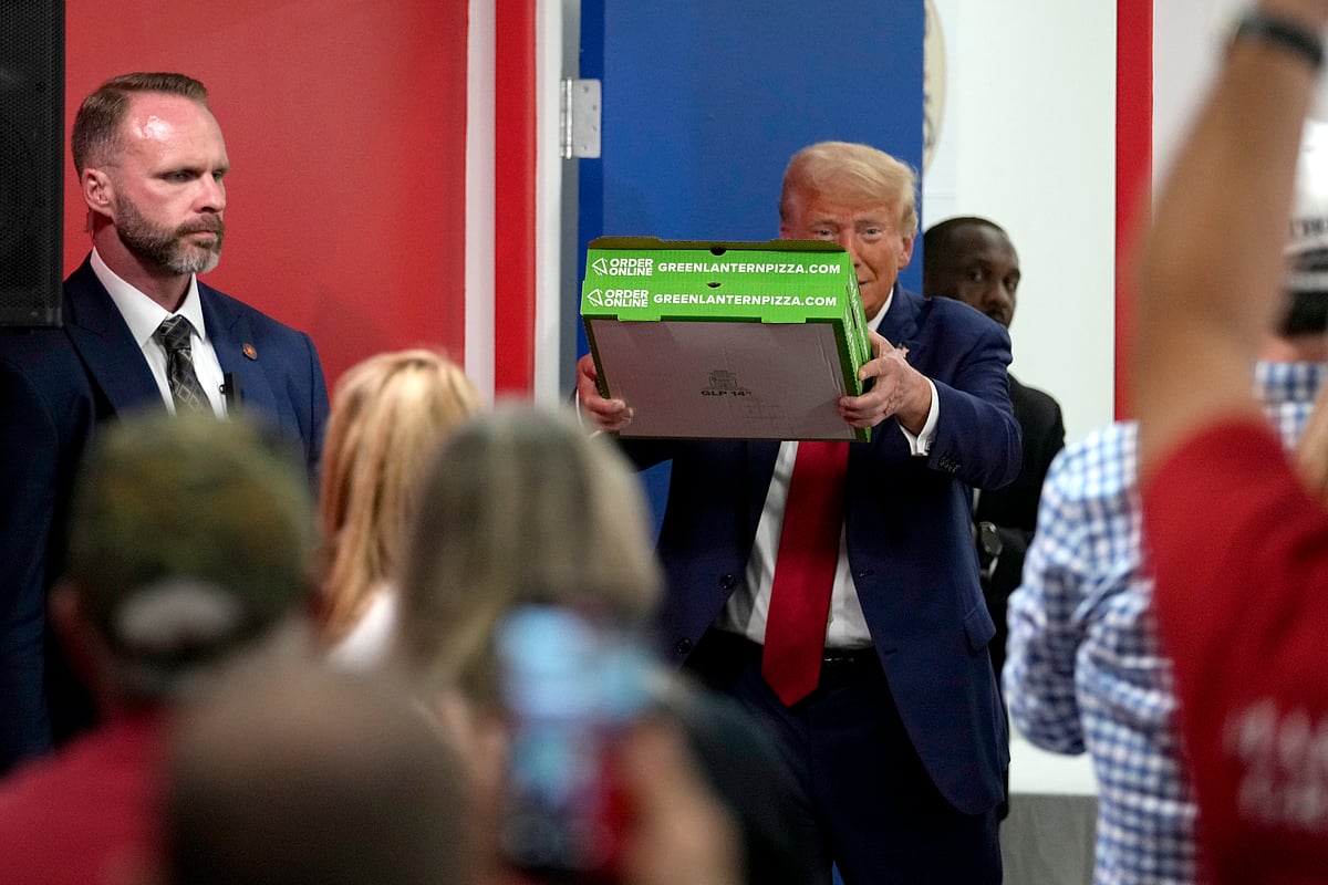 தேர்தல் பிரசாரத்தில் கையில் பீஸ்ஸா உடன் டிரம்ப்