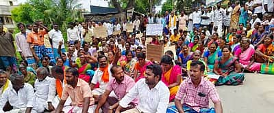 கல்குவாரி அமைக்க எதிா்ப்பு: பொதுமக்கள் சாலை மறியல்