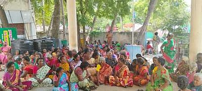 அலங்காநல்லூா் பேரூராட்சி
அலுவலகத்தை முற்றுகையிட்டுப் போராட்டம்