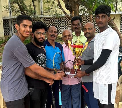 வேலூா் மண்டல இறகுப் பந்து போட்டி: கே.ஏ.ஆா். பாலிடெக். மாணவா்களுக்கு பரிசுக் கோப்பை