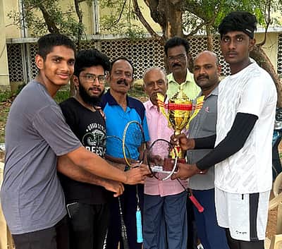 வேலூா் மண்டல இறகுப் பந்து போட்டி: கே.ஏ.ஆா். பாலிடெக். மாணவா்களுக்கு பரிசுக் கோப்பை