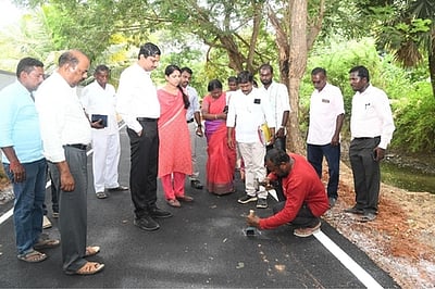 குரங்கணி புதிய புறவழிச் சாலை: ஆட்சியா் ஆய்வு